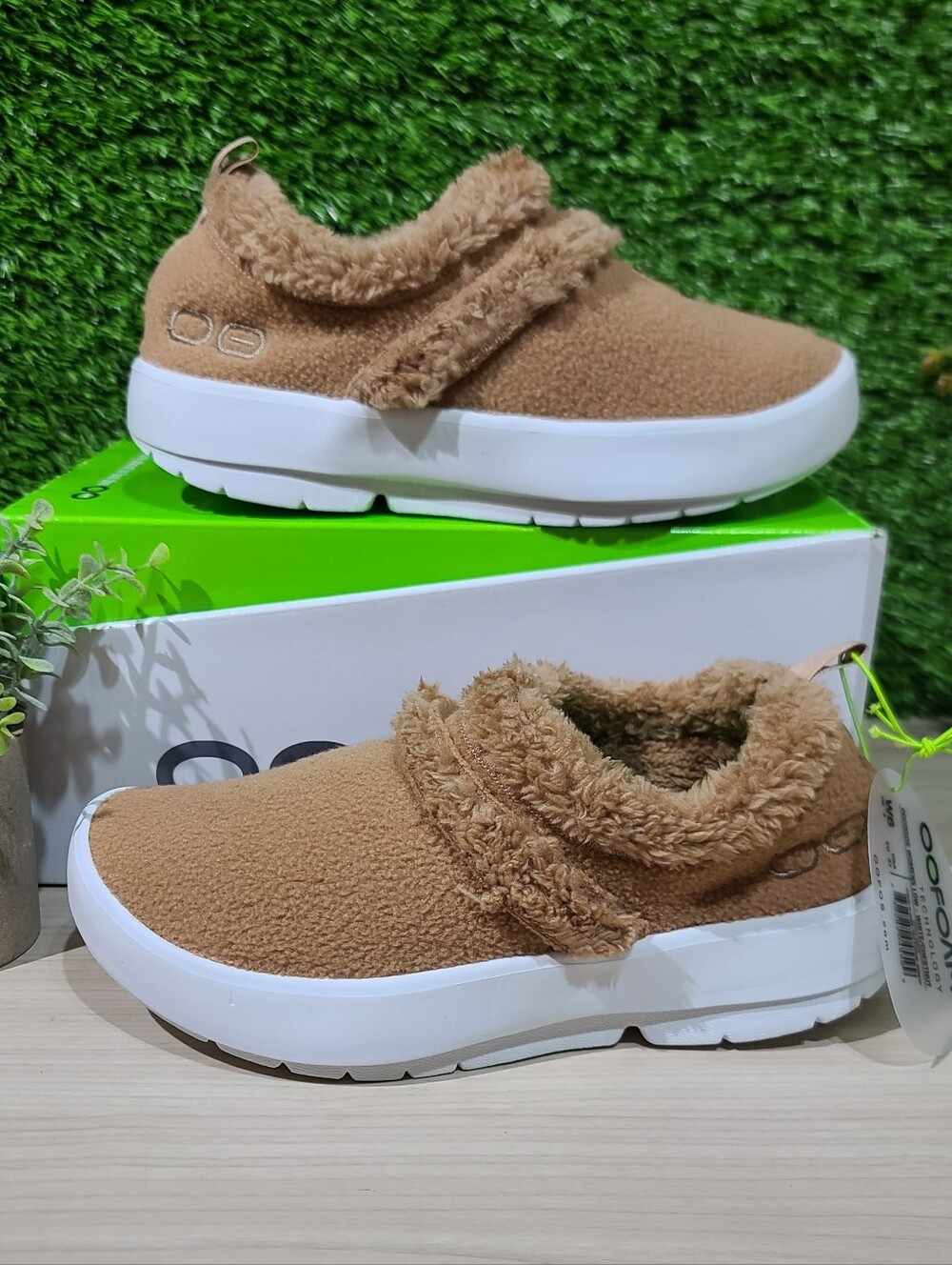 OOFOS Women's OOcoozie Low Recovery Shoe White Chestnut US 6 NEW